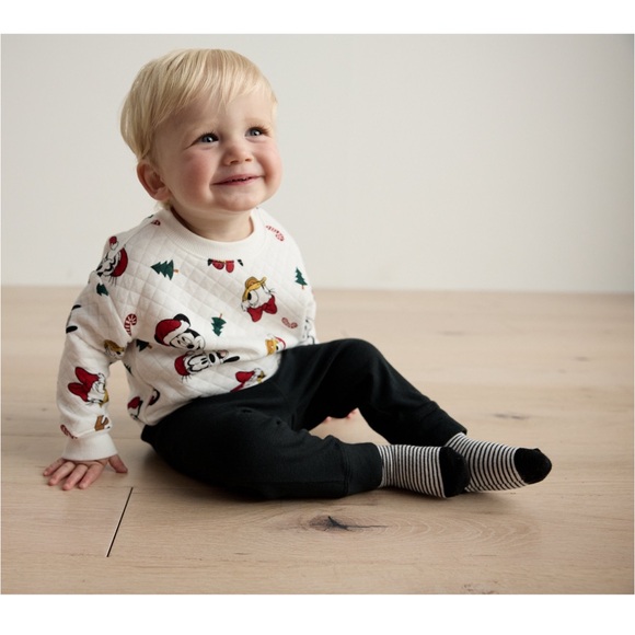 🌲NWT - Disney Christmas crewneck - unisex - Picture 2 of 2